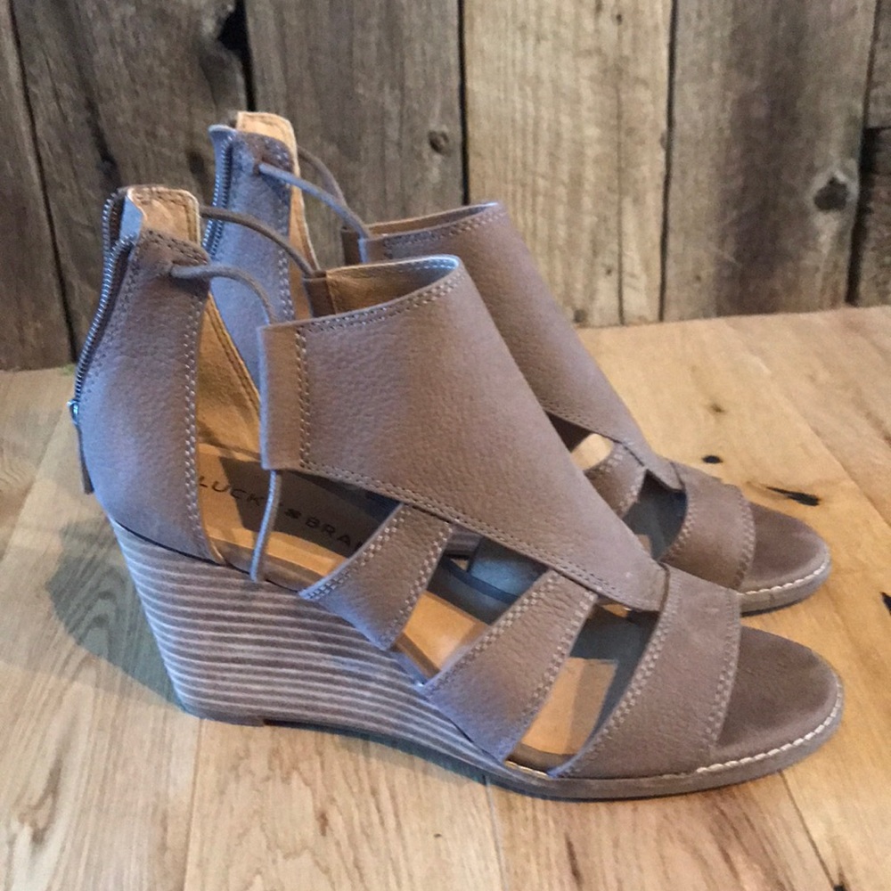 Lucky Brand tan open toe leather wedges